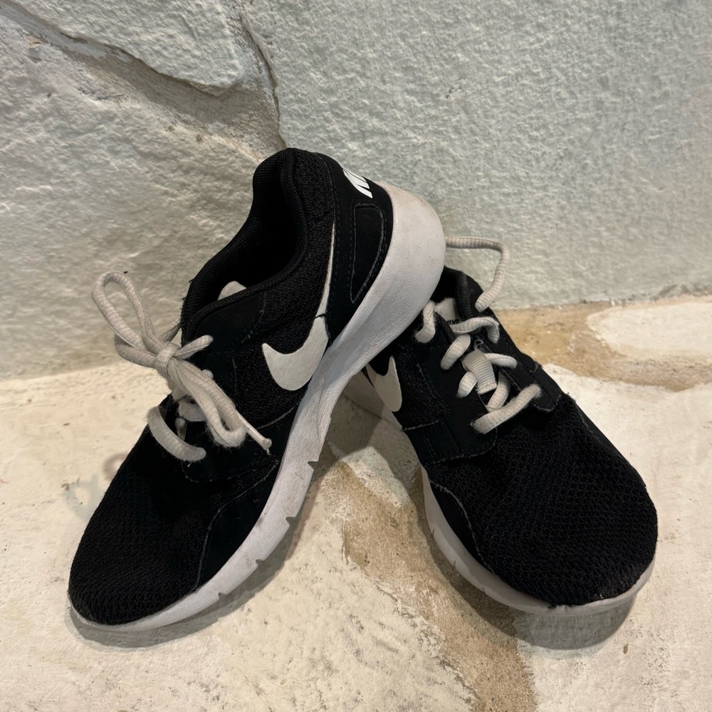 NIKE Roshe Mesh Low Running Shoes - Youth Size 1.5-Black/White